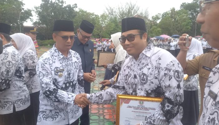 Narno,S.Kom Menerima Penghargaan dari PGRI dan Bupati Karimun GTK berprestasi Juara 2 Pelopor Komunitas Belajar Guru SMA/SMK/SLB Kepri
