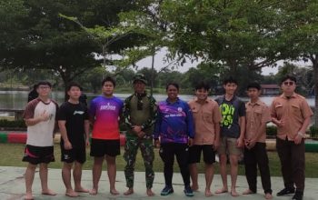 Siswa SMA Maha Bodhi Semangat Berlatih untuk mengikuti perlombaan perahu dayung yang dilaksanakan LANAL TBK didanau RSUD M. SANI